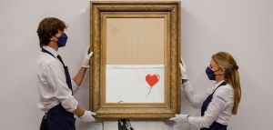 Banksy: Τιμή ρεκόρ για ό,τι απέμεινε από το κατεστραμένο «Κορίτσι με το μπαλόνι»