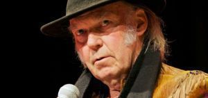 O Neil Young αποσύρει τη μουσική του από το Spotify