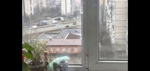 Ουκρανία: Σοκαριστικό βίντεο με τεθωρακισμένο που συνθλίβει κινούμενο όχημα