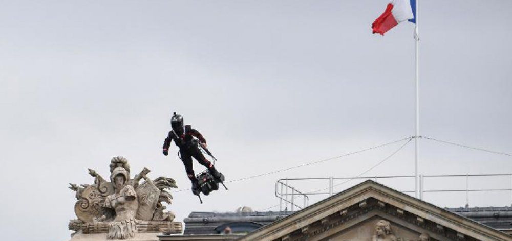 Πέταξε με flyboard πάνω από τους ευρωπαίους ηγέτες την Ημέρα της Βαστίλης