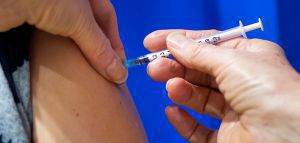 Εμβολίασαν 26χρονη, κατά λάθος, με έξι δόσεις Pfizer