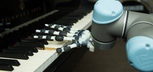 Δημιουργήθηκε το πρώτο ρομποτικό χέρι που παίζει πιάνο