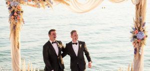 Ο πρώτος gay γάμος στου Βόλου τις ακρογιαλιές