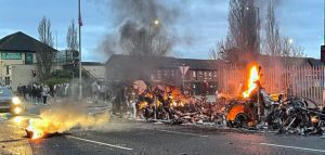 Συνεχίζεται η βία στη Βόρεια Ιρλανδία