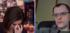 Παρουσιάστρια του CNN κλαίει στον αέρα μιλώντας με Ουκρανό που έχασε σύζυγο και παιδιά