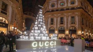 Οι ακτιβιστές για το κλίμα στόχευσαν το Χριστουγεννιάτικο δέντρο της Gucci στο Μιλάνο
