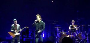Ο Μπόνο έχασε τη φωνή του κατά τη διάρκεια συναυλίας των U2 στο Βερολίνο