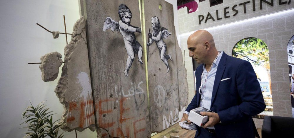 Ο Banksy στήνει πάγκο με αφίσες