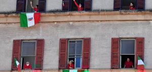 Οι Ιταλοί γιόρτασαν το τέλος του φασισμού τραγουδώντας Bella Ciao στα παράθυρα