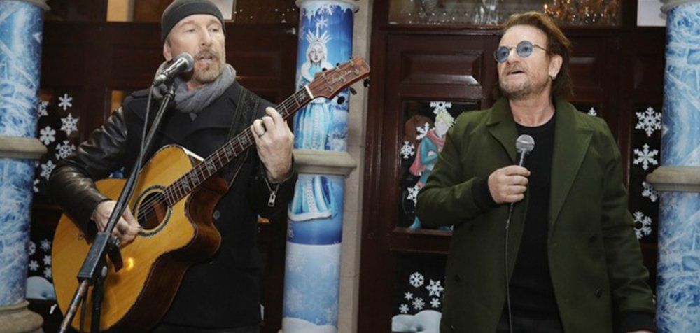 Οι U2 παίζουν για τους άστεγους σε πλατεία του Δουβλίνου