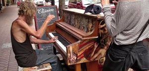 Η συγκινητική ιστορία ενός άστεγου πιανίστα