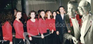 Η περίφημη «χορωδία» του Παλαί ντε Σπορ τραγουδάει Σταύρο Κουγιουμτζή