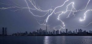 Μαρτυρία από Ντουμπάι: «Ξαφνικά μαύρα σύννεφα σκέπασαν την πόλη που σκοτείνιασε εντελώς»