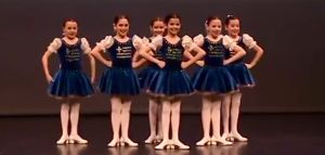 Κοριτσάκια χορεύουν τον Ζορμπά στον Καναδά και χαλάνε κόσμο