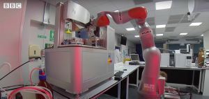 Χημικός-ρομπότ κάνει πειράματα στο εργαστήριο μόνος του!