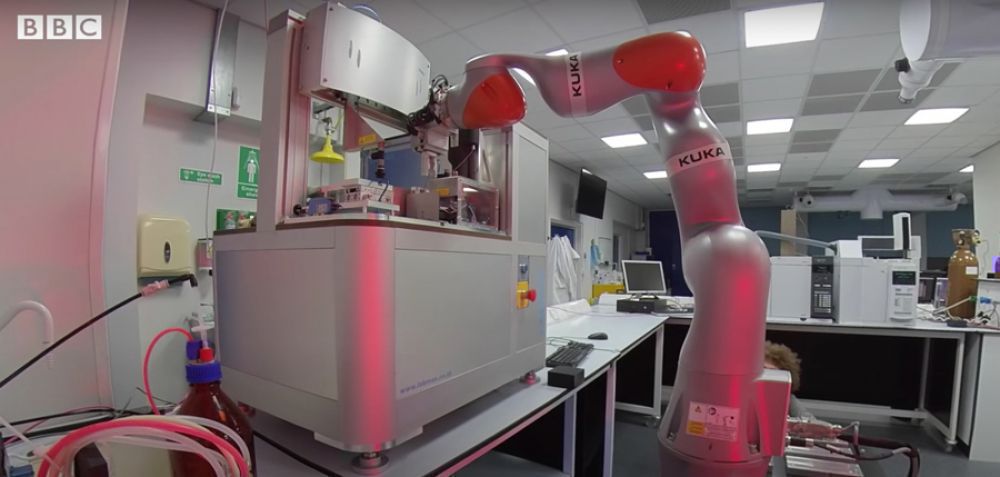 Χημικός-ρομπότ κάνει πειράματα στο εργαστήριο μόνος του!