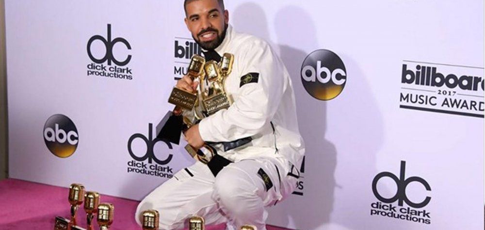 Σάρωσε ο Drake και η γυμνή Cher στα Billboard Music Awards