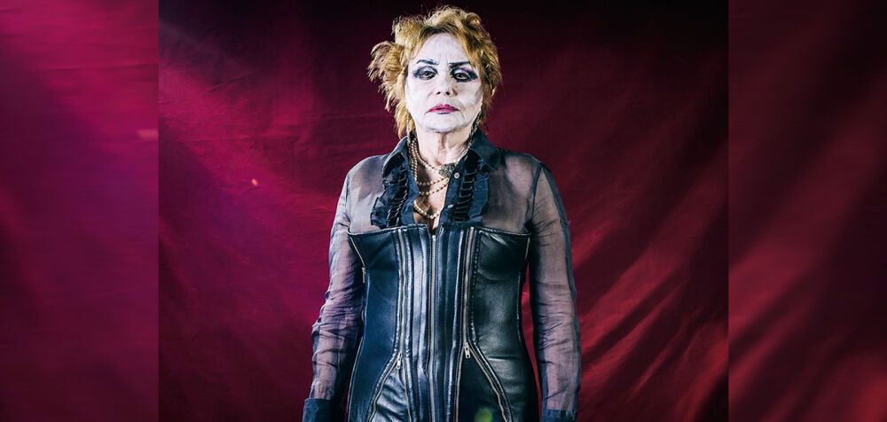Η rock goth μεταμόρφωση της 80χρονης Μπέτυς Αρβανίτη