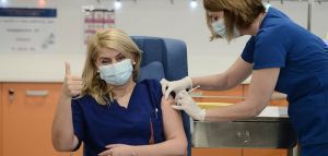 Δείτε τον πρώτο εμβολιασμό για τον κορονοϊό στην Ελλάδα