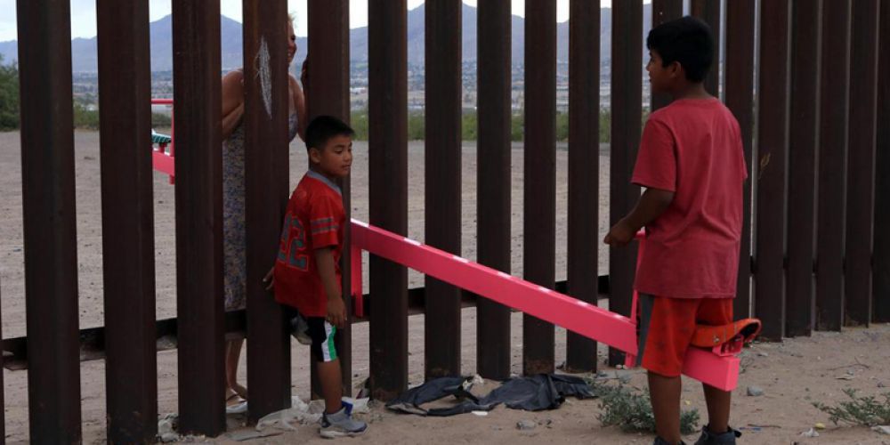Design of the Year 2020: Οι ροζ τραμπάλες στον φράχτη ΗΠΑ-Μεξικού