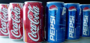 Coca-Cola και PepsiCo αναστέλλουν τις πωλήσεις στη Ρωσία