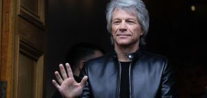 O Bon Jovi διασκευάζει Elvis Presley, Tom Petty &amp; The Pogues