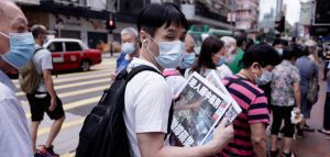 Η Κίνα έκλεισε την εφημερίδα Apple Daily του Χονκ Κονγκ-  Ουρές για το τελευταίο φύλλο