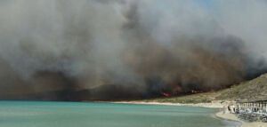 Αναζωπυρώθηκε η πυρκαγιά στην Ελαφόνησο