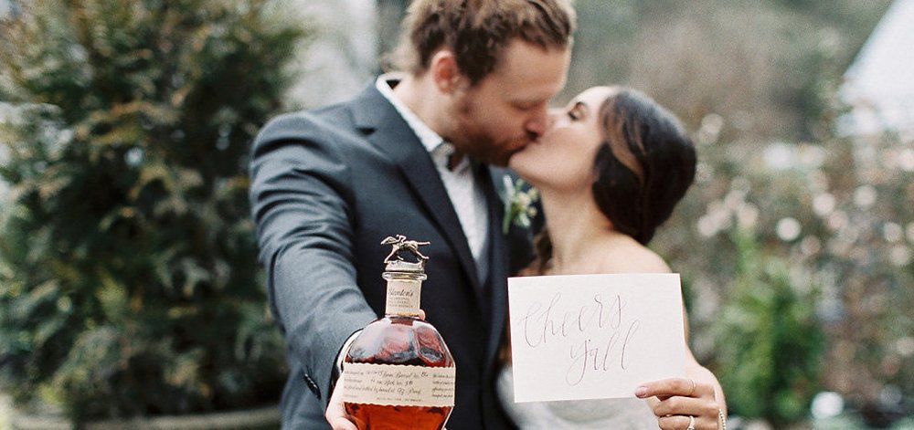 Ένα παράξενο γαμήλιο έθιμο: Θάβουν ένα μπουκάλι μπέρμπον για καλοτυχία
