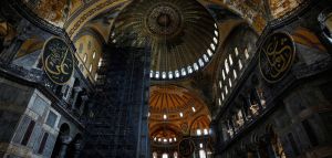 «Καταρρέει» και η Αγιά Σοφιά στην Κωνσταντινούπολη