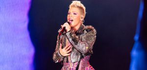 Pink: Θα χαρίσει 2.000 «απαγορευμένα» βιβλία σε συναυλίες της