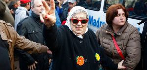 Πέθανε η Εμπε ντε Μποναφίνι, η φωνή των «Μητέρων της Πλάθα ντε Μάγιο»