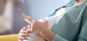 Το κάπνισμα της μητέρας πριν και μετά τη σύλληψη συνδέεται με καθυστέρηση στην ανάπτυξη του εμβρύου