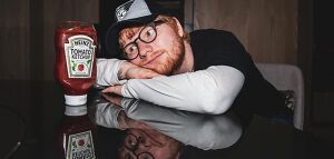 O Ed Sheeran γράφει και παίζει σε διαφήμιση της Heinz!
