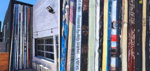 Μια τοιχογραφία με βινύλια από τον Αμερικανό καλλιτέχνη δρόμου Erik Burke