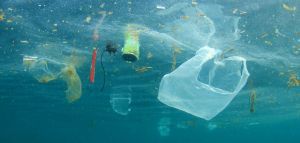 230.000 τόνοι πλαστικών απορριμμάτων καταλήγουν κάθε χρόνο στην Μεσόγειο