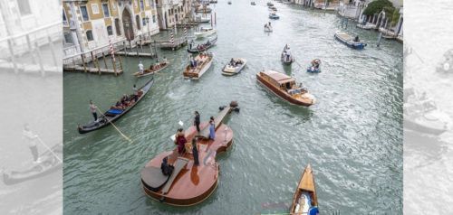 Η βάρκα – βιολί καθελκύστηκε στα κανάλια της Βενετίας