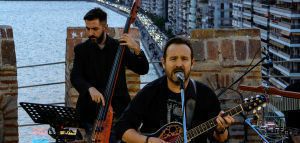 Ο Κώστας Μακεδόνας στον Λευκό Πύργο με τραγούδια της Θεσσαλονίκης