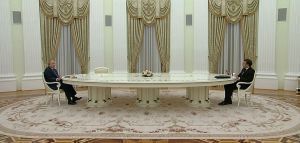 Ο λόγος για το τεράστιο τραπέζι μεταξύ Πούτιν και Μακρόν
