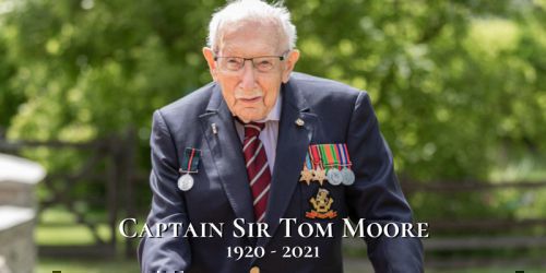 Πέθανε από κορονοϊό ο 100χρονος captain Τομ Μουρ που συγκίνησε τη Βρετανία