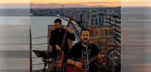 Ο Κώστας Μακεδόνας τραγουδά στον Λευκό Πύργο για τη Θεσσαλονίκη