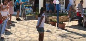 Κοριτσάκι μαγεύει με το «Ζεϊμπέκικο της Ευδοκίας» στο Καστελόριζο