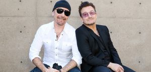 O Bono και ο The Edge σε μια ακουστική εκδοχή του «Stairway to Heaven»