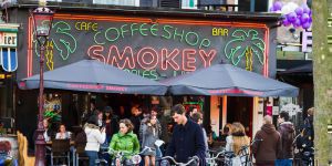 Το Άμστερνταμ σχεδιάζει να αποκλείσει τους τουρίστες από τα coffeeshops