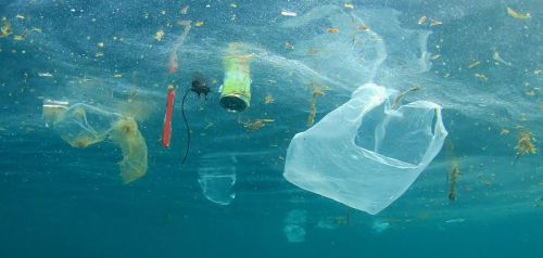 Τα πλαστικά που ρυπαίνουν τους ωκεανούς θα τριπλασιαστούν το 2040