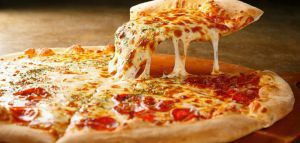 Γάλλος σεφ κατέρριψε ρεκόρ Γκίνες με πίτσα 254 είδη τυριών
