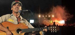 O Manu Chao τραγουδά για τα στρατόπεδα μεταναστών