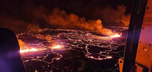 Ισλανδία: Συγκλονιστικές εικόνες από το ηφαίστειο που «βρυχάται»