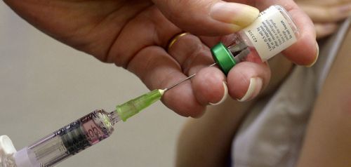 Ο Ευρωπαϊκός Οργανισμός Φαρμάκων περιμένει την αίτηση για έγκριση εμβολίου