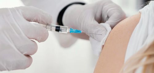 Κορονοϊός: Ξεκινούν οι εμβολιασμοί με το νέο επικαιροποιημένο εμβόλιο